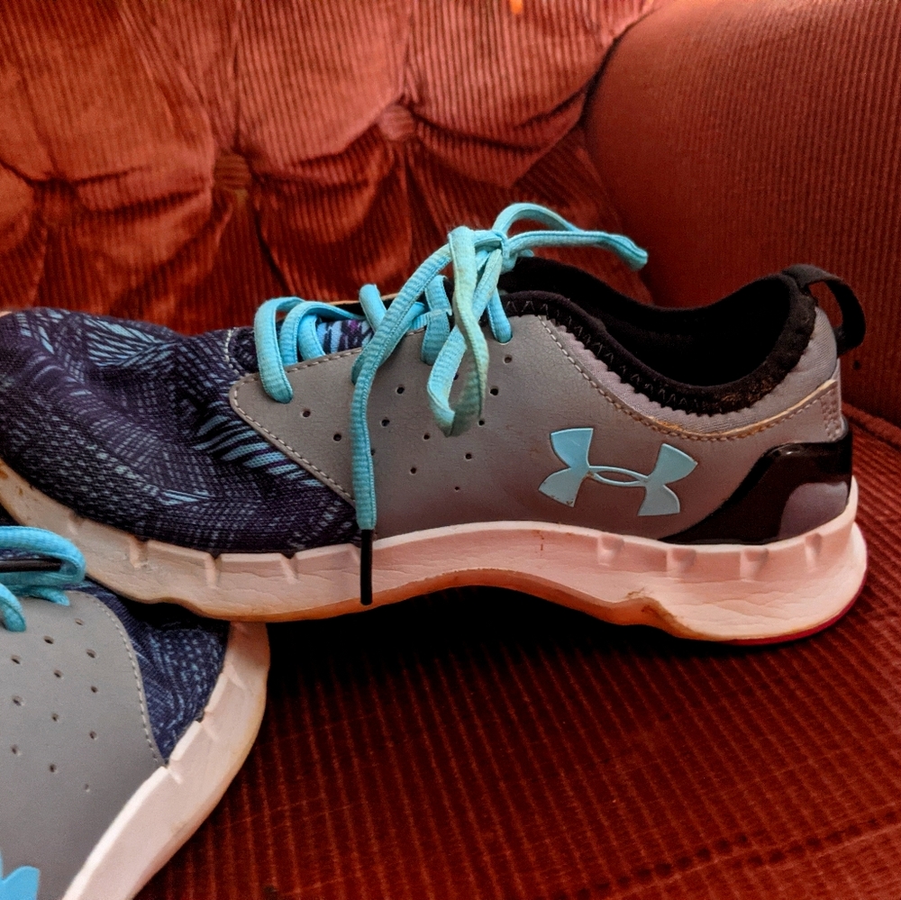 Women's size 8 Under Armour shoes